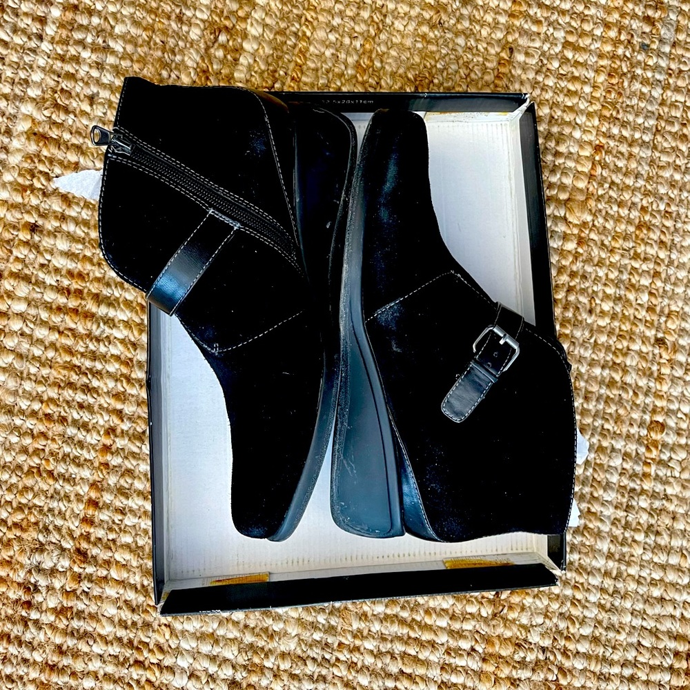 Trotter’s 11W black suede women ankle boots low wedges in great condition.